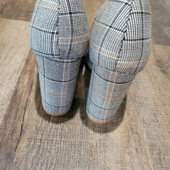 Charlotte Russe Plaid Women's Heels with Gold Accent - Picture 5 of 7